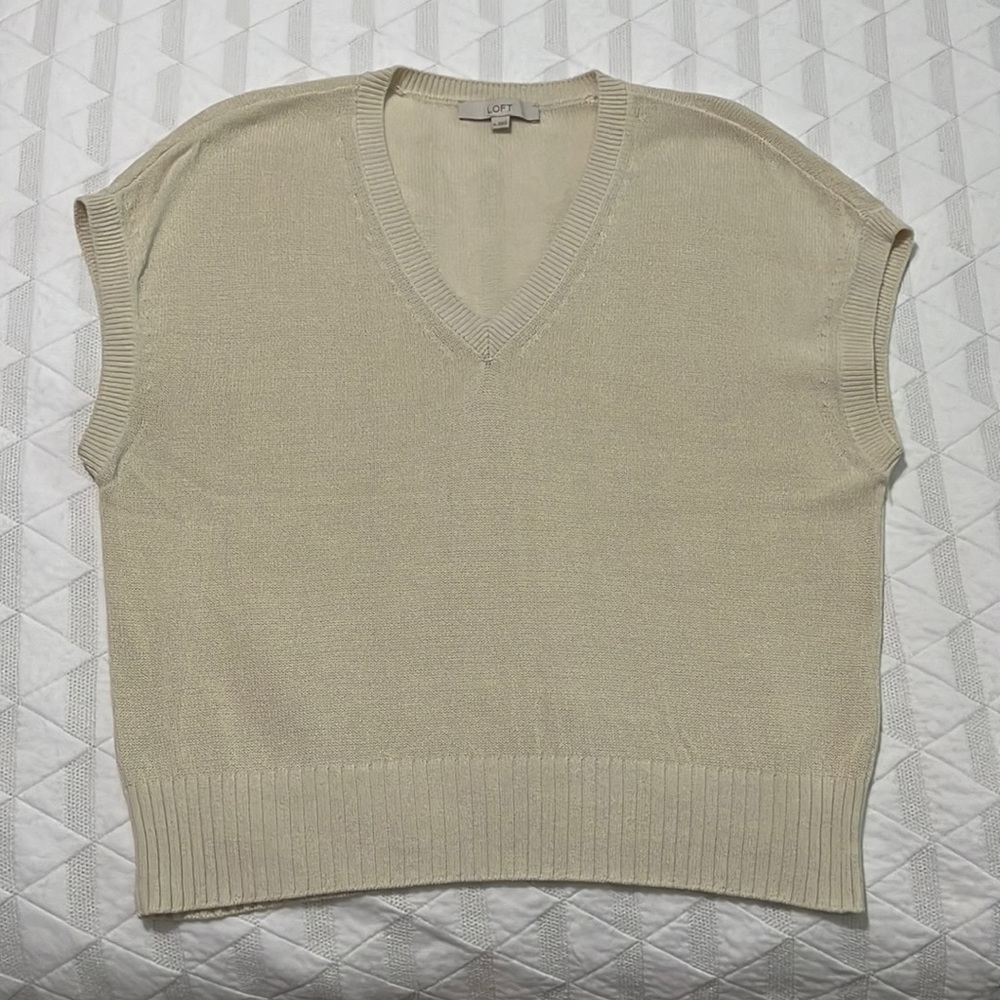 V-neck short sleeve sweater